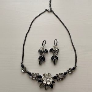 Black and White Floral Necklace Set